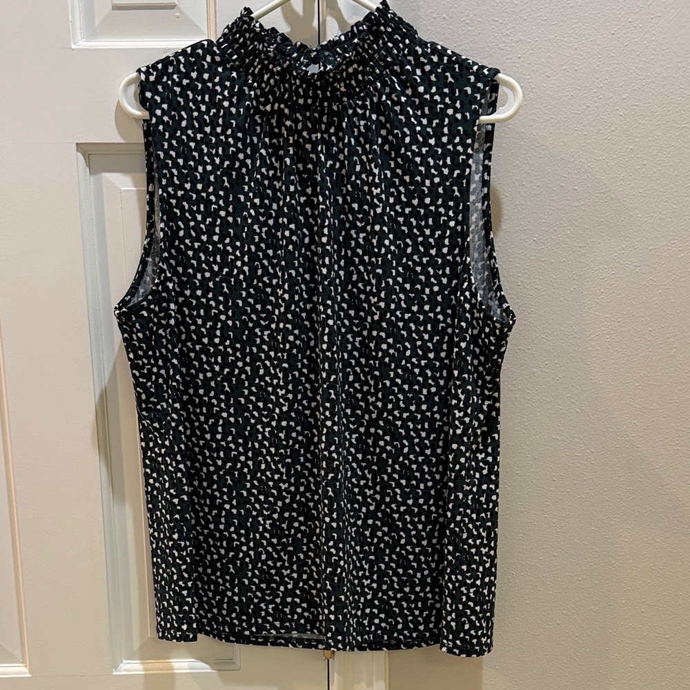 Adrianna Papell Black Sleeveless Printed Smocked Neck Top